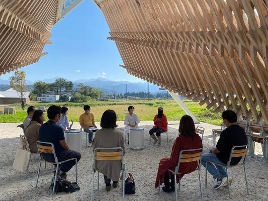 ハピオブの活動の様子：屋外での対話セッション