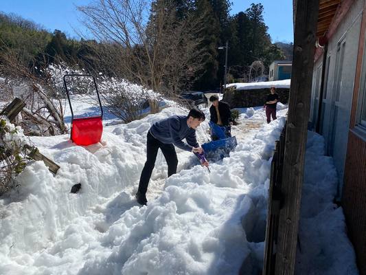 ハピオブの活動の様子：古民家の雪かき