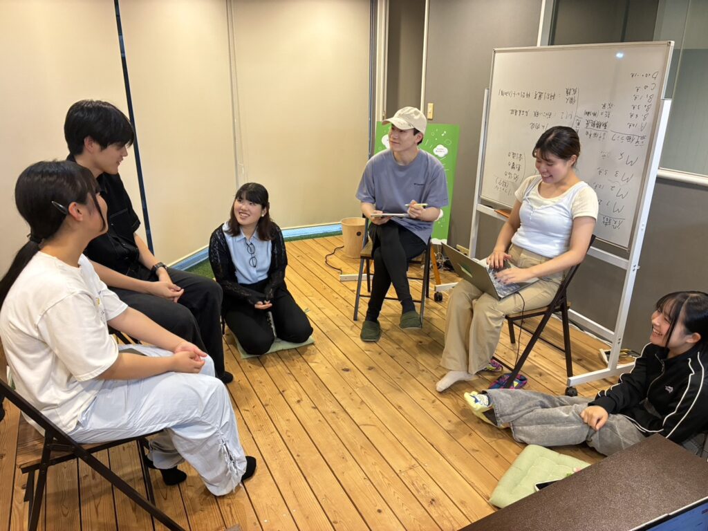 NEXT STEP 対話プログラムでグループ対話をする参加者の様子